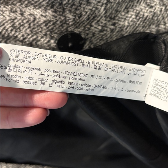 Zara Women's Black and White Textured Blazer
Women’s XL
EUC - Picture 5 of 6